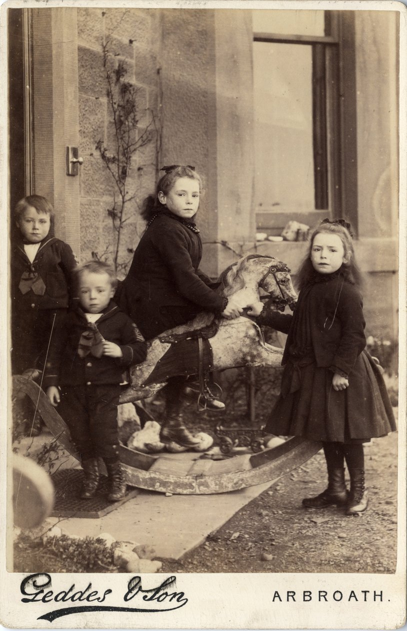Gruppe von kleinen Kindern und ihr Schaukelpferd von Scottish Photographer