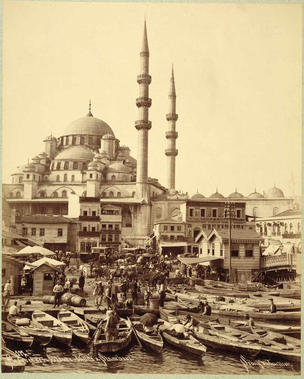 Santa Sophia Moschee und Fischerboote am Ufer des Bosporus, Istanbul, ca. 1890 von Sebah and Joaillier