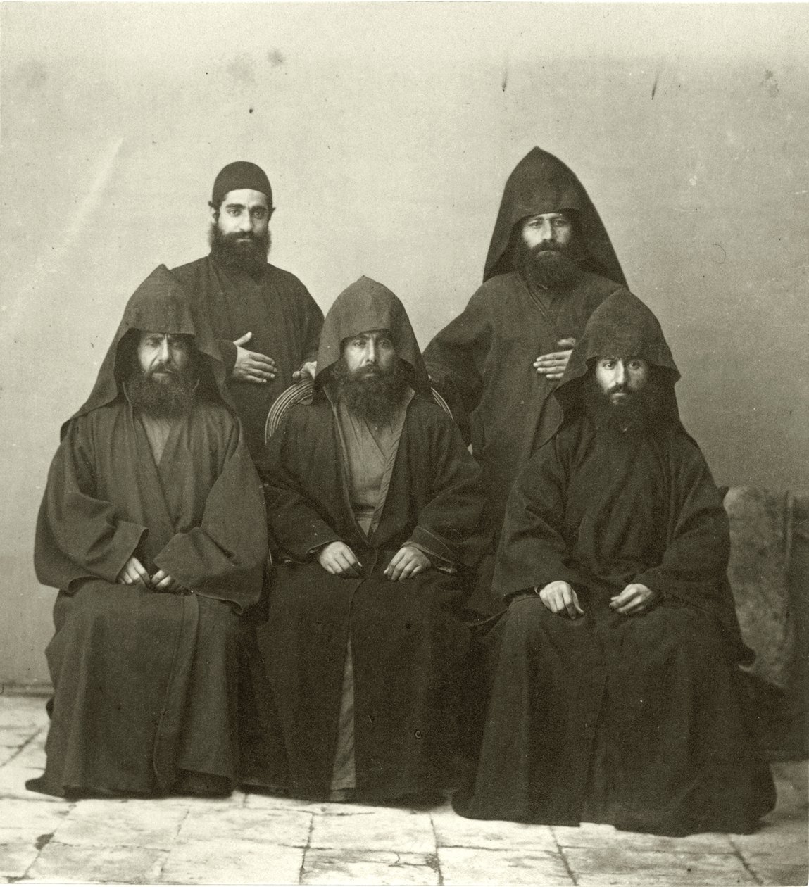 Gruppe von 5 armenischen Priestern im Hof des Mittelmeerhotels, Jerusalem, 1867 von Sergeant Henry Phillips
