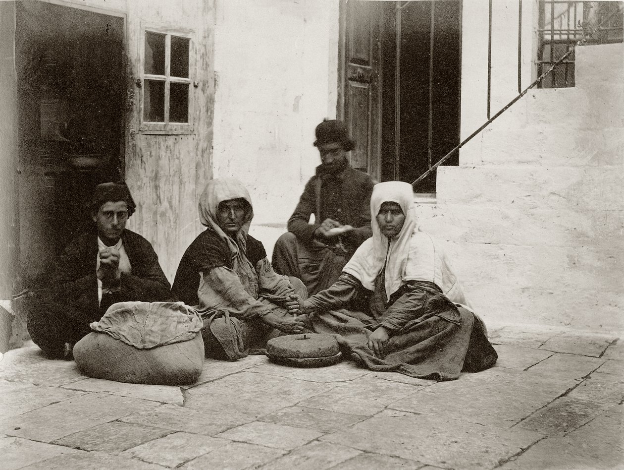 Frauen mahlen Mehl mit runden Mühlsteinen in einem Hof eines Hauses in Jerusalem (1867) von Sergeant Henry Phillips