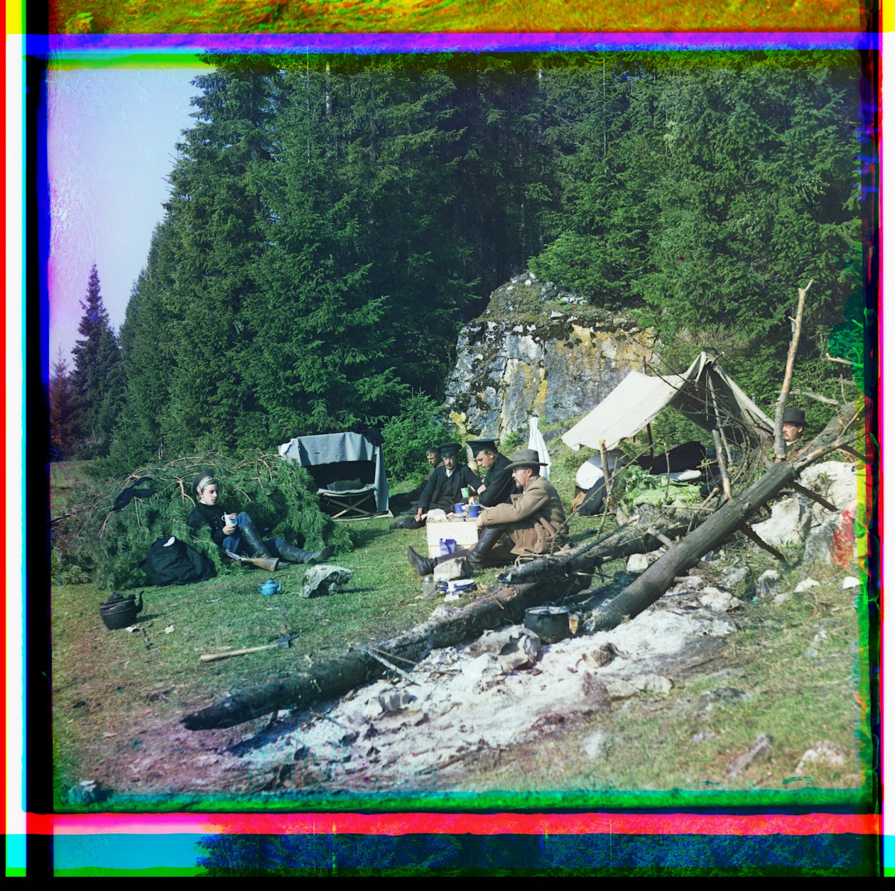 Sergei Prokudin-Gorskii und andere am Lagerplatz, Fluss Chusovala, Uralgebirge, Russland von Sergei Mikhailovich Prokudin Gorskii