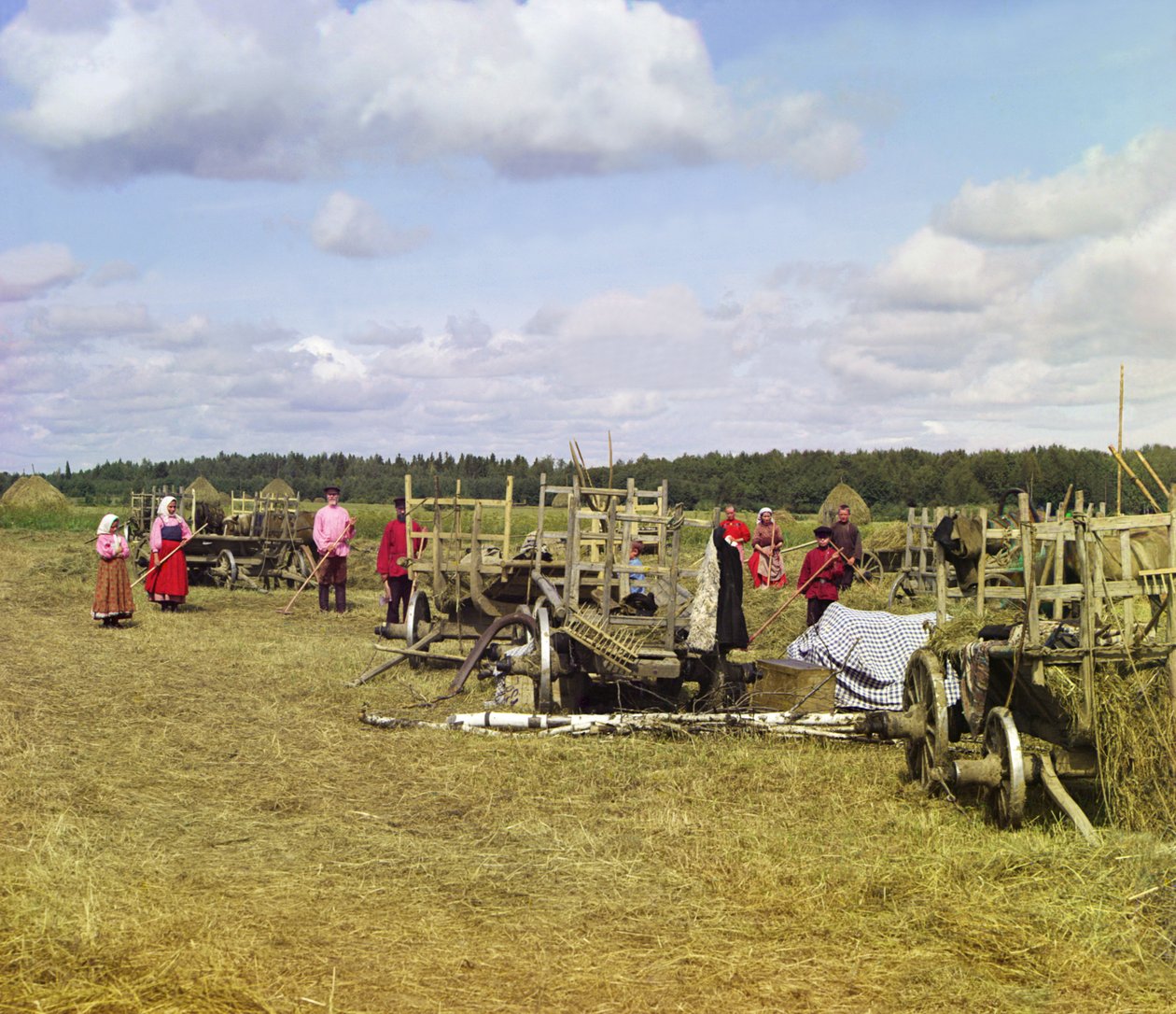 Bauern beim Heumachen, nahe der Rastzeit, Russisches Reich, 1909 von Sergey Prokudin Gorsky