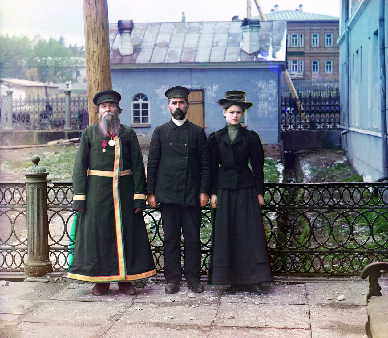 Drei Generationen: A.P. Kalganov mit Sohn und Enkelin im Freien im Zlatoust-Waffenwerk; die letzten beiden arbeiten in den Werkstätten des Werks, Russisches Reich, 1910 von Sergey Prokudin Gorsky