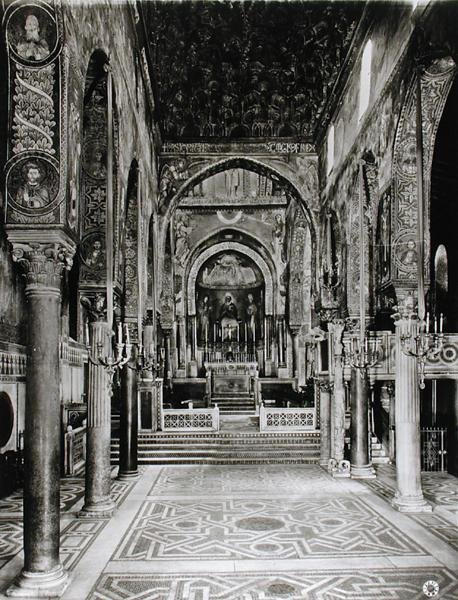 Innenansicht des Kirchenschiffs von Sicilian School