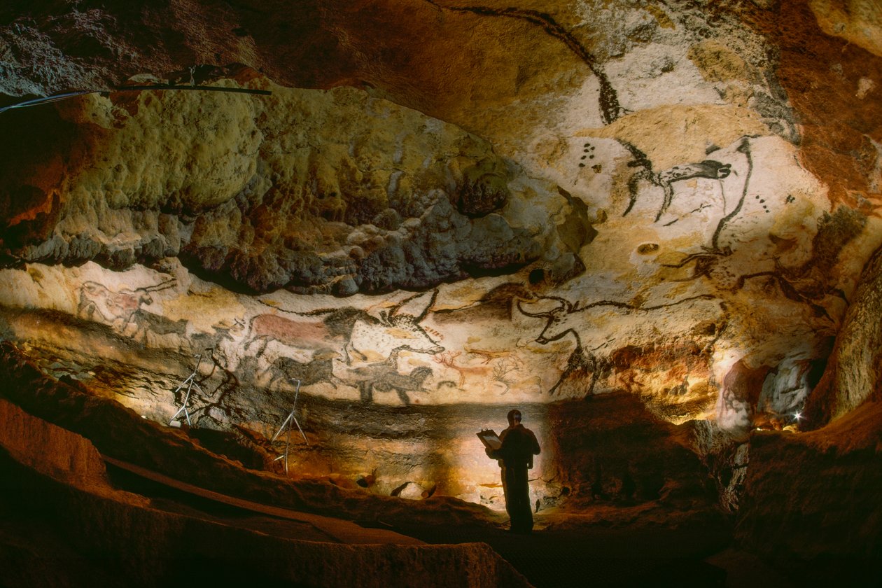 Halle der Stiere füllt die Kalksteinwände in der Höhle von Lascaux von Sisse Brimberg