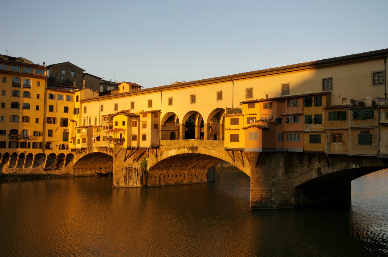 Italien, Florenz, Sonnenaufgang auf der Ponte Vecchio bei Morgendämmerung, 2022 (Foto) von Sisse Brimberg