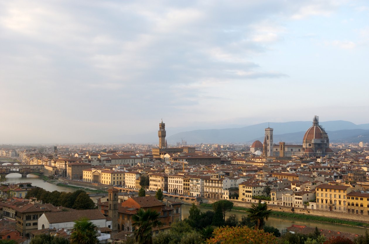 Italien, Toskana, Florenz, erhöhter Blick über die Stadt vom Piazzele Michelangelo, 2022 (Foto) von Sisse Brimberg