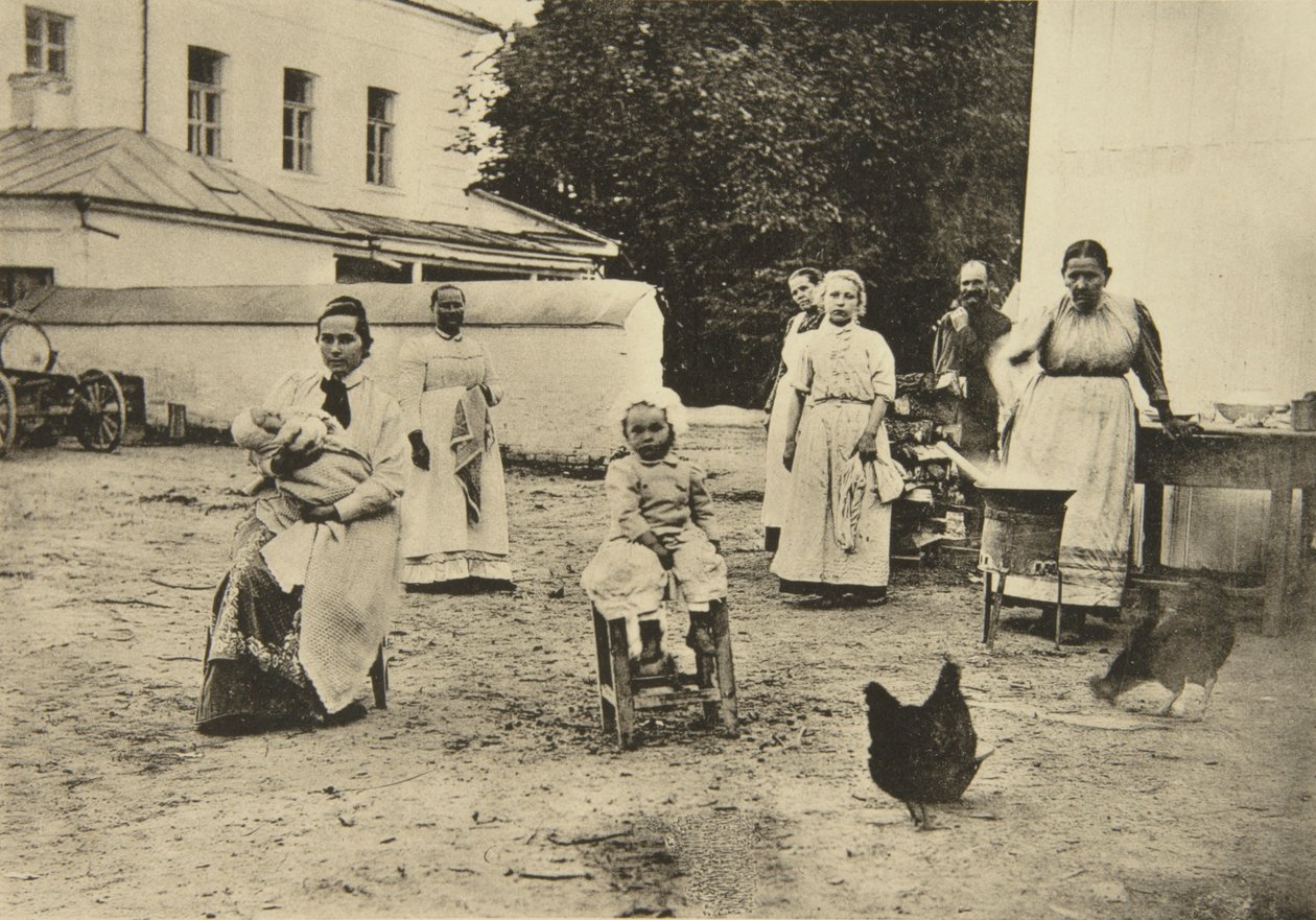 Marmelade machen im Hof von Leo Tolstois Haus, Jasnaja Poljana, bei Tula, Russland, 1900 von Sophia Andreevna Tolstaya