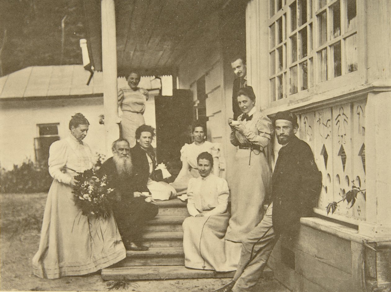 Russischer Autor Leo Tolstoi mit Familie am Geburtstag seiner Frau, Russland, 1900er Jahre von Sophia Andreevna Tolstaya