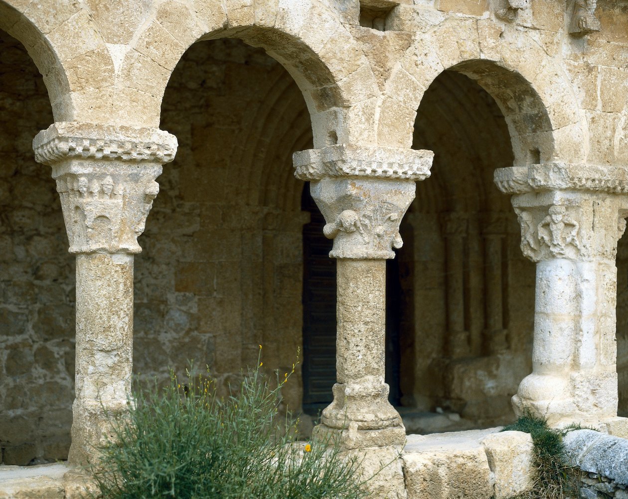 Arkaden des Atriums, Kirche St. Michael, San Esteban de Gormaz, Spanien, Architektur des 11.-12. Jahrhunderts von Spanish School