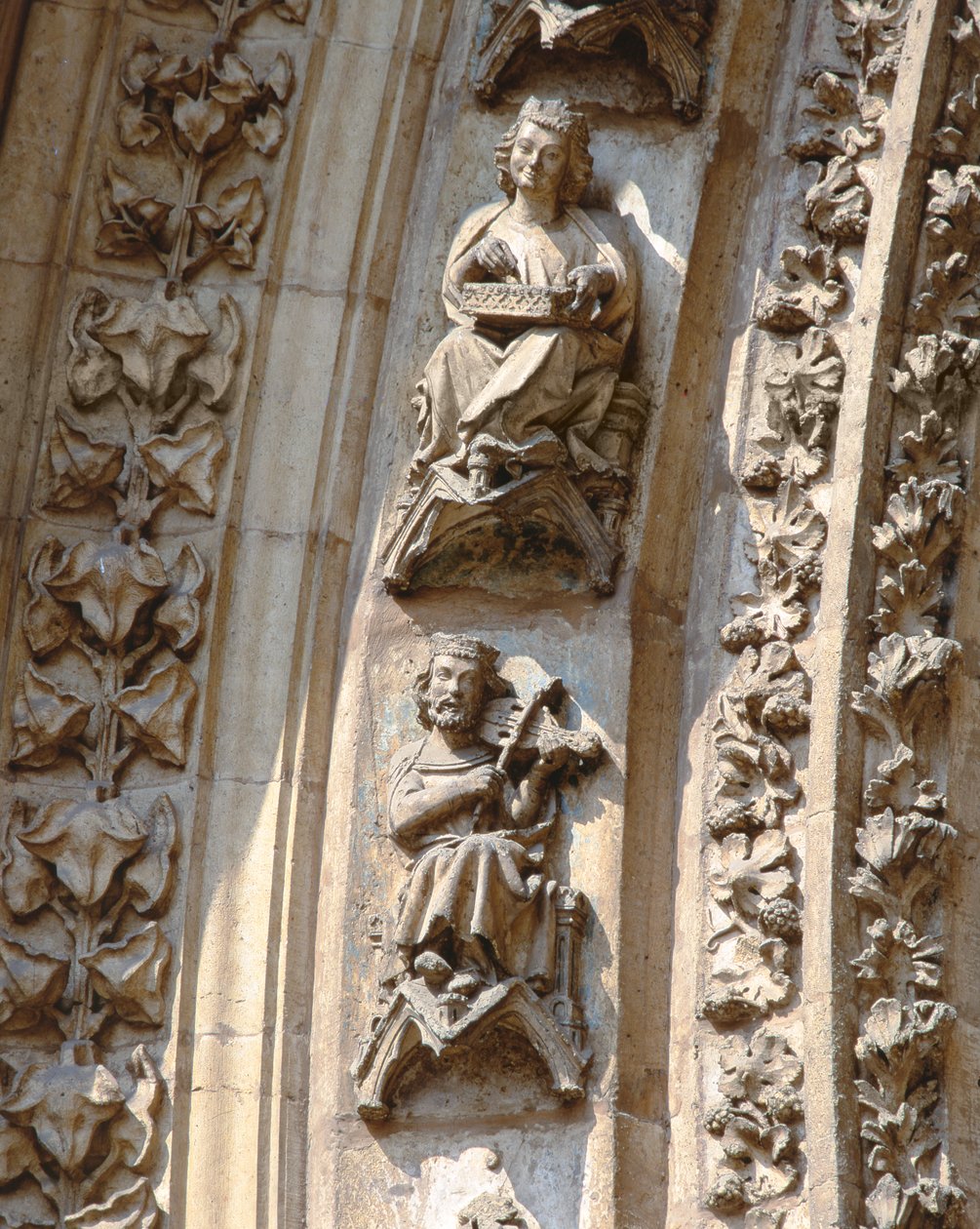 Archivolte des zentralen Portals der Westfassade, Detail eines Geigers und eines Zitherspielers, ca. 1350-1400 (Hochrelief) von Spanish School