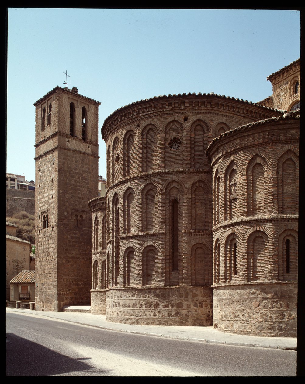 Mudejar-Kunst: Ansicht der Apsis der Kirche Santiago de Arrabal, 13. Jahrhundert Toledo, Spanien von Spanish School