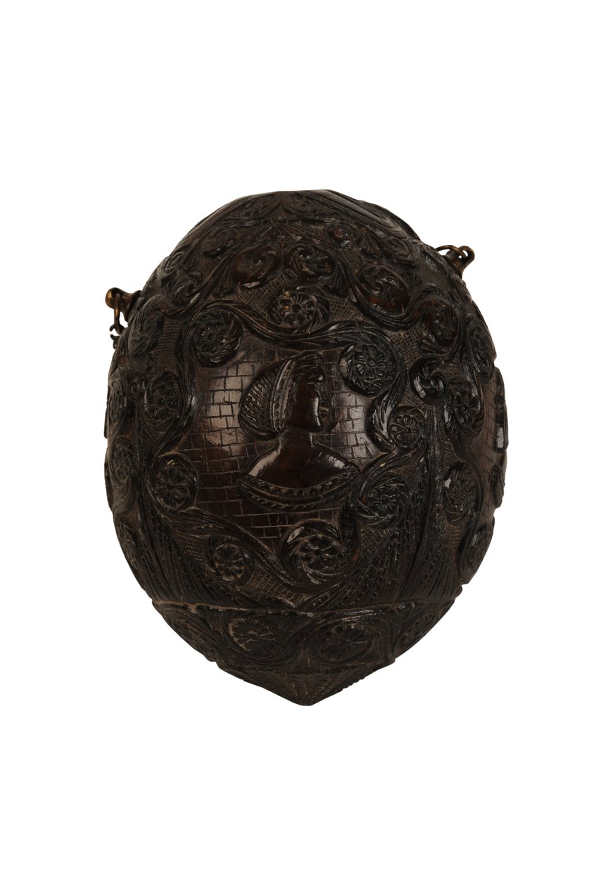 Geschnitzte Kokosnusspulverflasche, spanische Kolonialzeit, ca. 1800 von Spanish School
