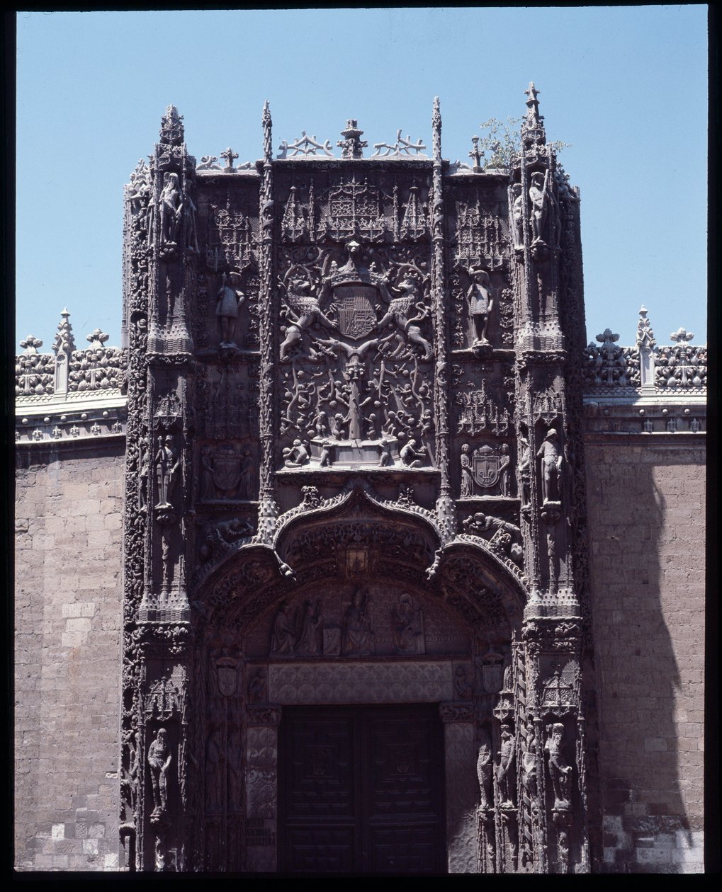 Gotische Kunst Isabelin: Fassade des Kollegs San Gregorio (1488-1496) Valladolid, Spanien. von Spanish School