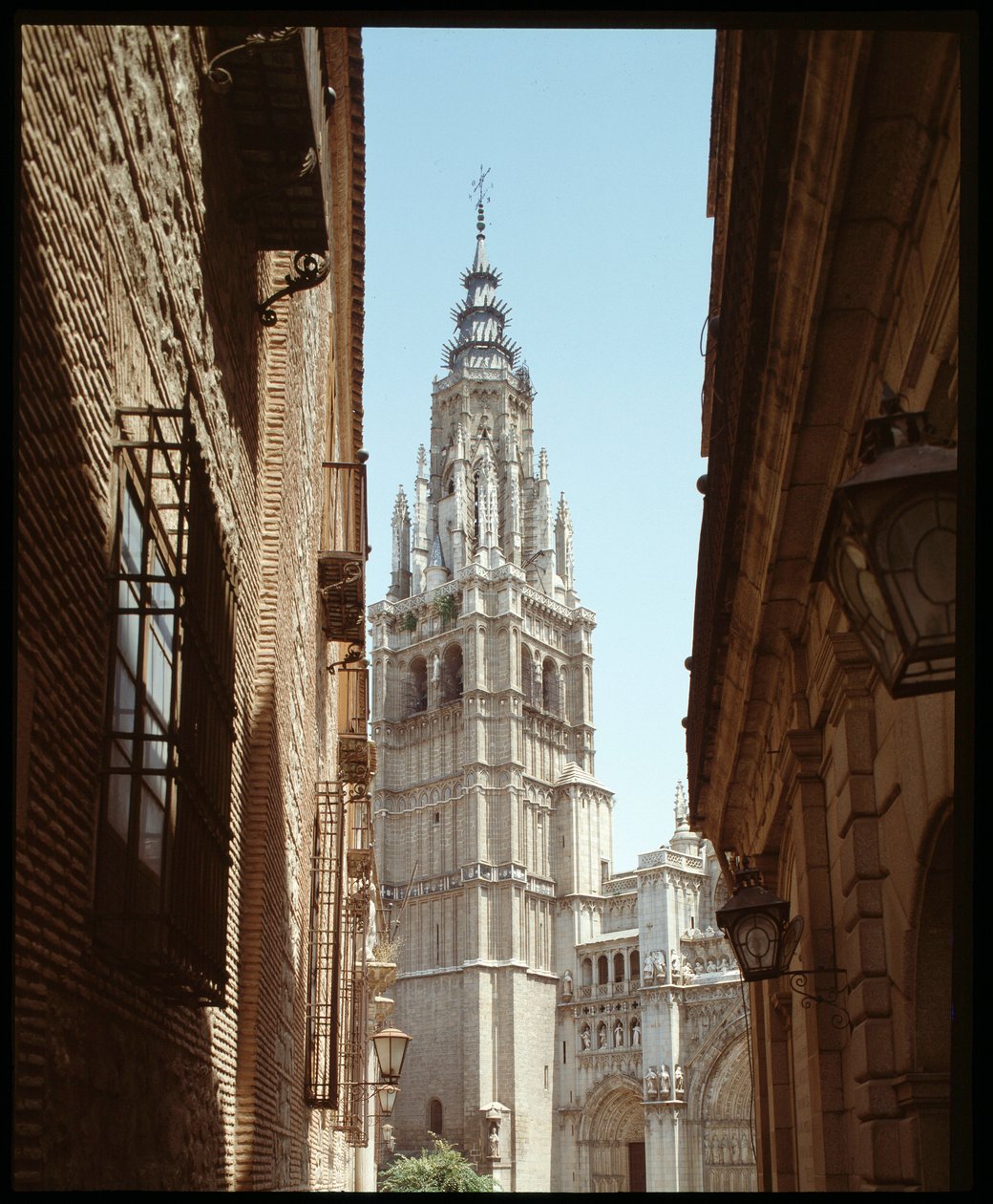 Gotische Kunst: Ansicht der Kathedrale Sainte Marie (Heilige Maria) 13.-15. Jahrhundert Toledo, Spanien (Ansicht des Glockenturms der Kathedrale St. Maria) von Spanish School