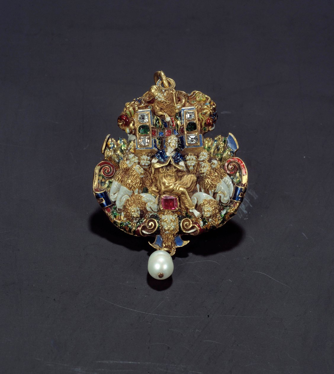 Schmuck: Diamantanhänger, Emaille auf Gold, Smaragd und Perle, darstellend Daniel in der Löwengrube. 1550-1600. Aus Spanien. Paris, Louvre von Spanish School