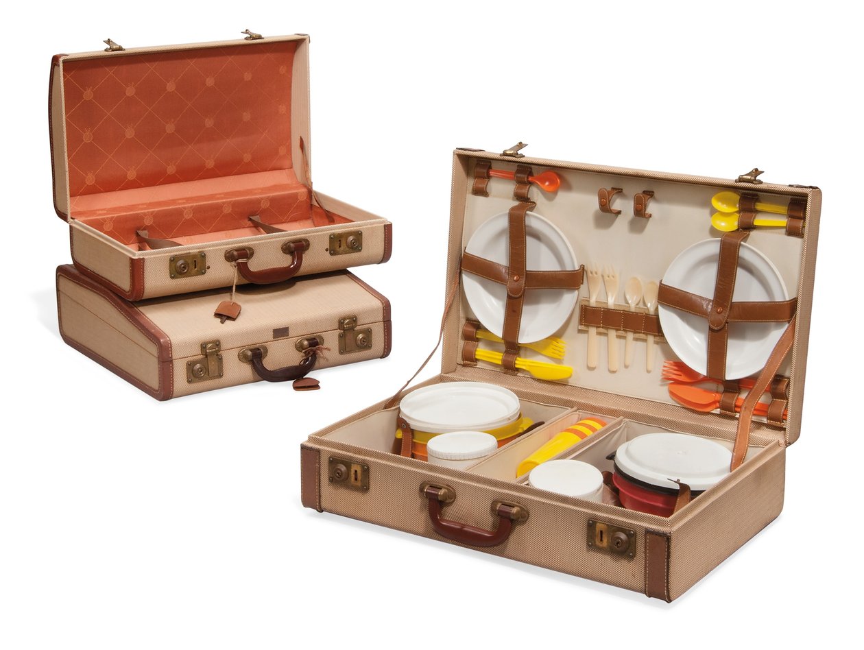 Zwei Koffer und ein Picknickkorb, Loewe, Mitte des 20. Jahrhunderts von Spanish School