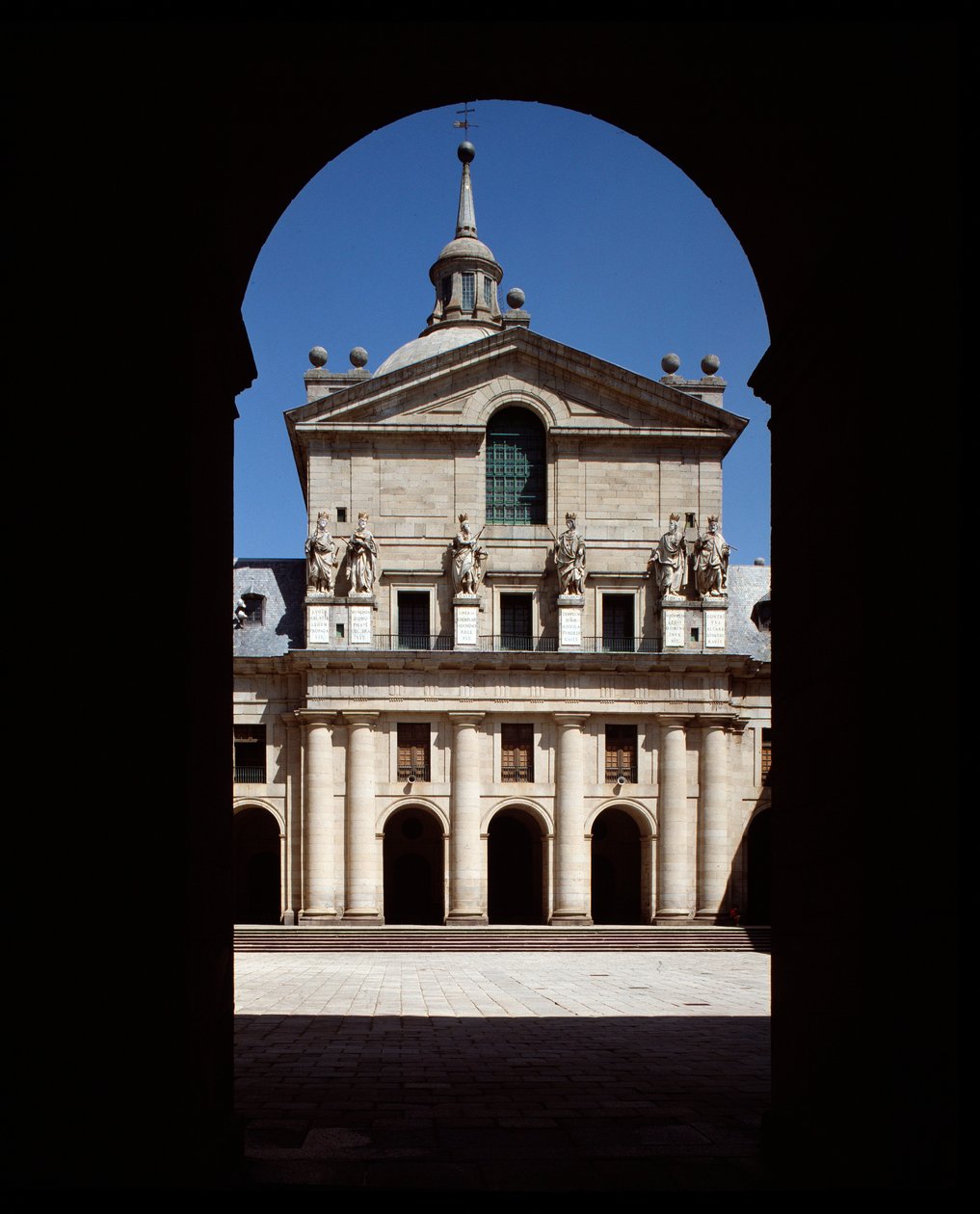 Ansicht der Fassade der Kirche des Königlichen Sitzes von Spanish School