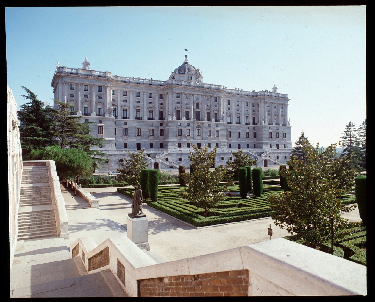 Blick auf den Königspalast (1738-1755) (Fotografie) von Spanish School