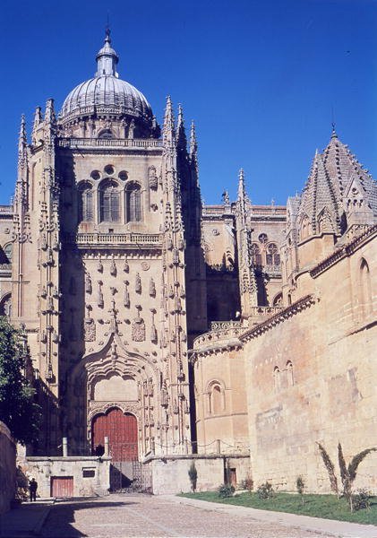 Ansicht des Südportals und des Torre del Gallo von Spanish School