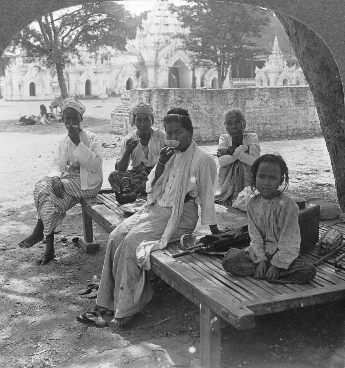 Ein geselliger Kaffee, Mandalay, Burma, 1908 von Stereo Travel Co