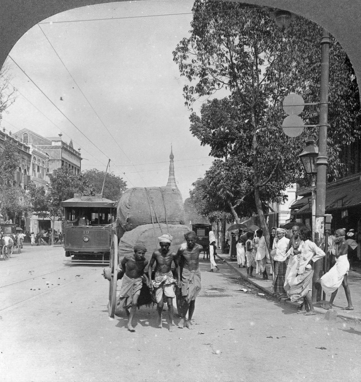Dalhousie Street, die belebteste Straße der Stadt, Rangun, Birma, 1908 von Stereo Travel Co