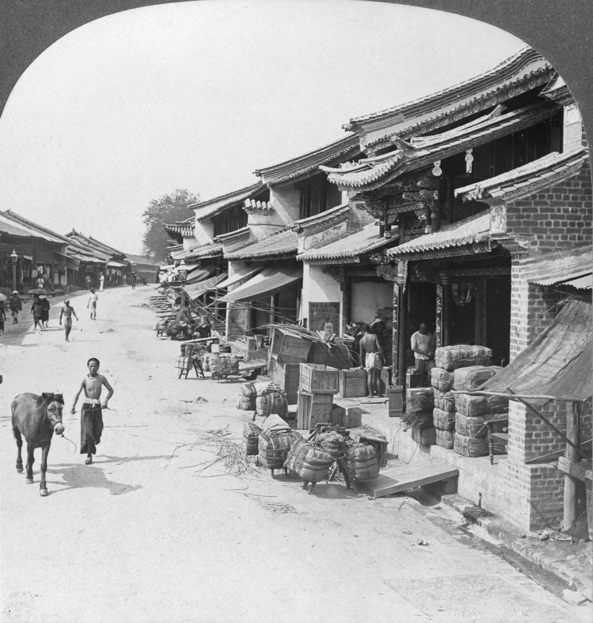 Hauptgeschäftsstraße des chinesischen Viertels, Bhamo, Burma, 1908 von Stereo Travel Co