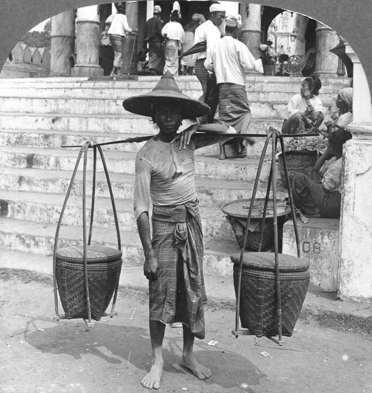 Der viel genutzte Träger von Burma, Rangoon, 1908 von Stereo Travel Co