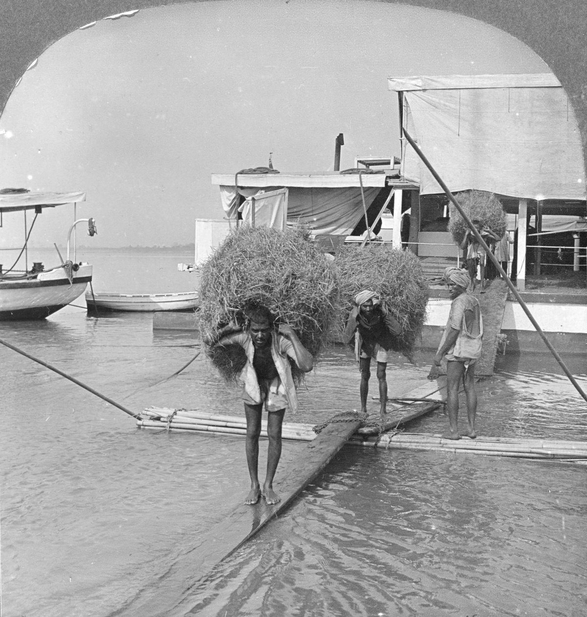 Entladen eines Schiffes am Irrawaddy-Fluss, Burma, 1908 von Stereo Travel Co