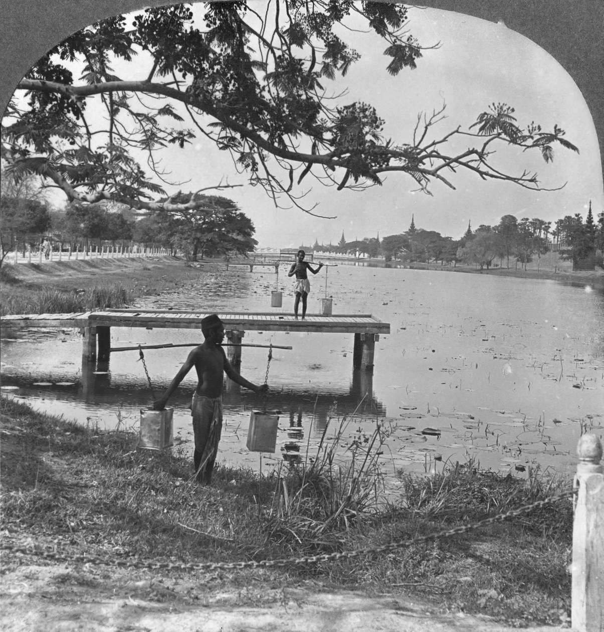Westseite der Festung, mit dem Graben, Mandalay, Burma, 1908 von Stereo Travel Co