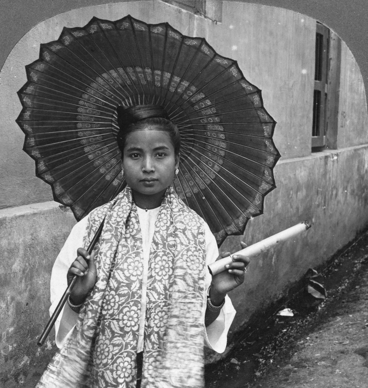 Junge burmesische Frau mit einer riesigen Zigarre, Rangoon, Burma. 1908 von Stereo Travel Co