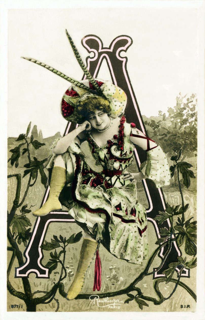 A: Constance Elise De Vere, französische Schauspielerin mit englischen Wurzeln, geboren in Belgien - Theatre Marigny, Paris - Alphabet auf Postkarten - Fotomontagen mit Fotografien von Künstlerinnen der Belle Epoque, erstellt von Leopold Reutlinger. Ed von Studio Reutlinger