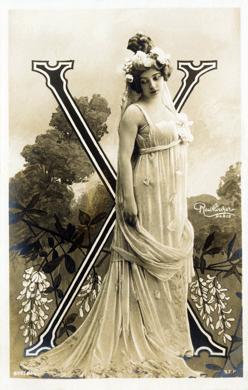 X: Amelie Dieterle, französische Schauspielerin und Sängerin - Théâtre des Variétés, Bouffes Parisiennes, Paris - Alphabet in Postkarte von Studio Reutlinger