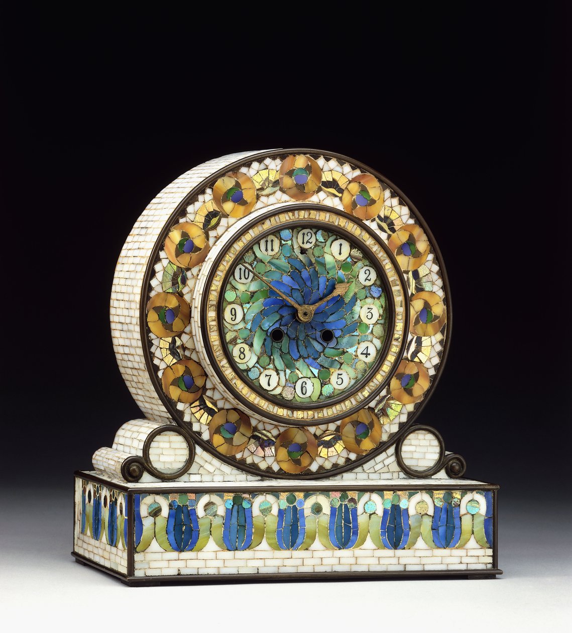 Bronzemontierte Mosaik-Favrile-Glas-Kaminuhr, 20. Jahrhundert von Studios Tiffany