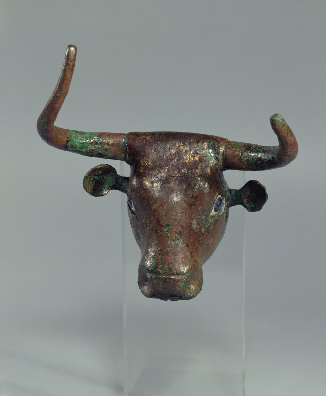 Kopf eines Stiers mit königlicher sumerischer Inschrift, Halterung für ein Möbelstück oder eine Harfe, aus Telloh (altes Girsu) Frühdynastische Periode, ca. 2500-2400 v. Chr. von Sumerian