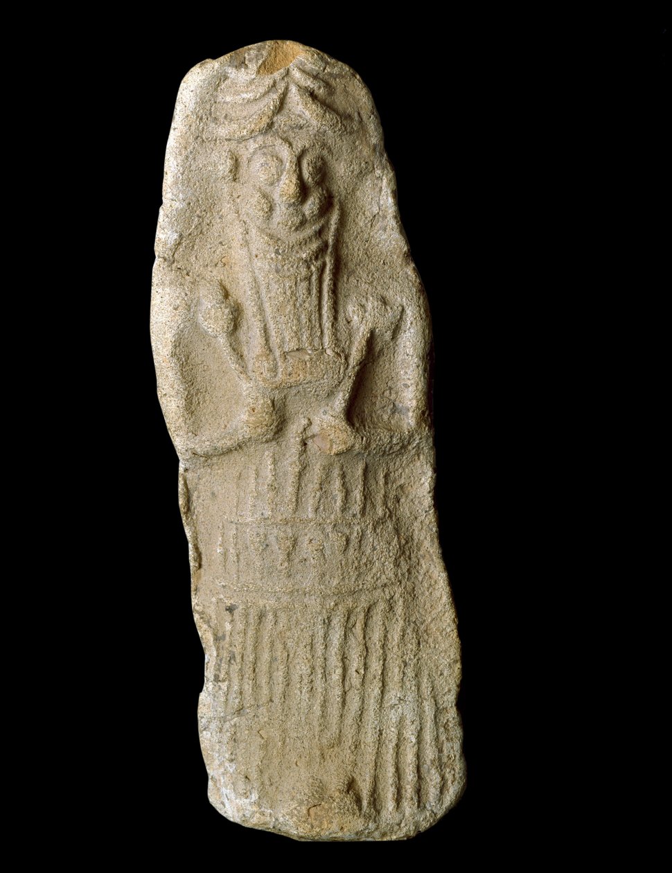 Sumerische Kunst: Kriegsgott mit Rinderohren liegt in seinem Sarg, wahrscheinlich der mesopotamische Gott Dumuzi. Terrakottaskulptur. Vom Diqdiqqe Fundort. Dim. 12 cm. Bagdad, Nationales Irak Museum von Sumerian Sumerian