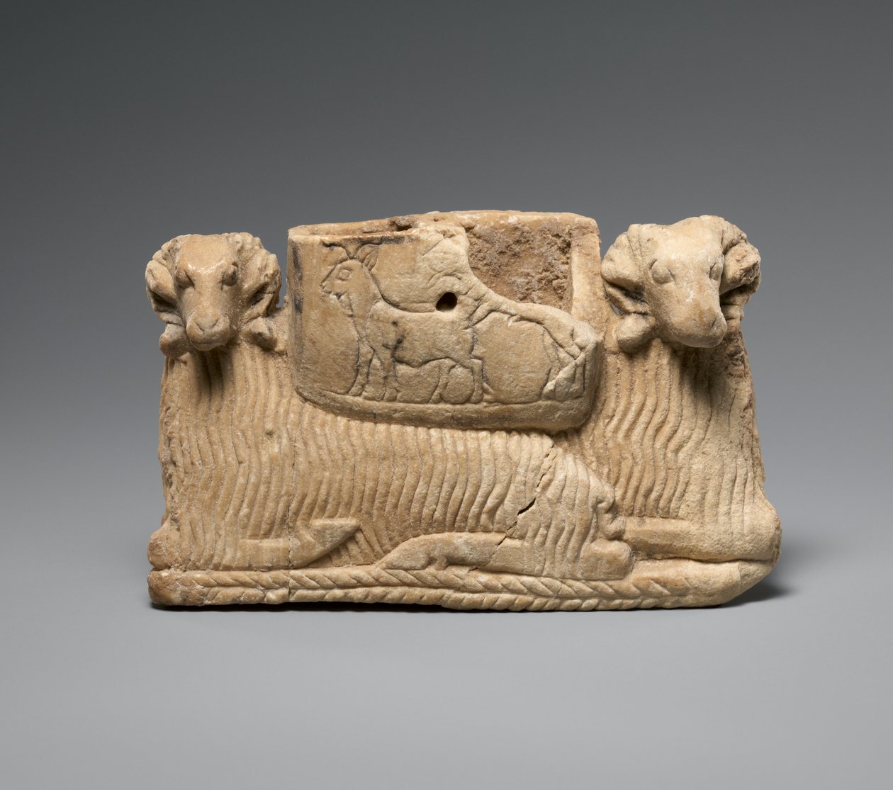 Gefäß, unterstützt von zwei Widdern, ca. 2600-2500 v. Chr. von Sumerian Sumerian