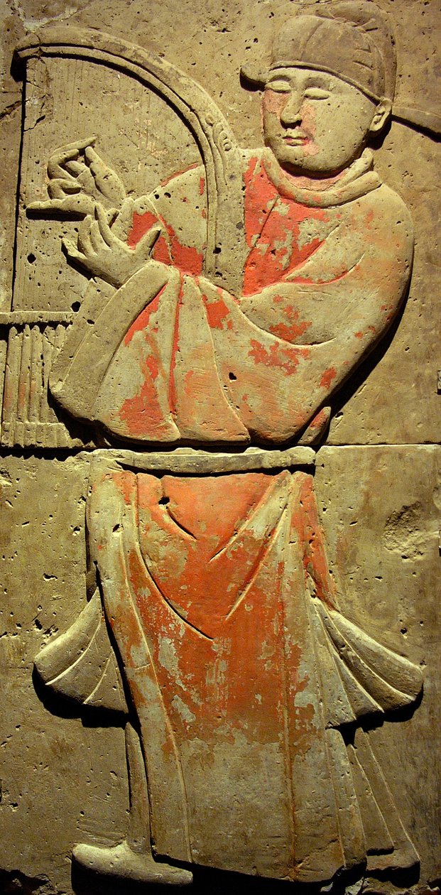 Terrakotta-Stele mit Musiker, Tang-Dynastie (618-907), entdeckt in der Provinz Shaanxi, Stelenwald-Museum in Xian. Fotografie, Leonard de Selva, China, 2006. von Tang Dynasty Chinese School