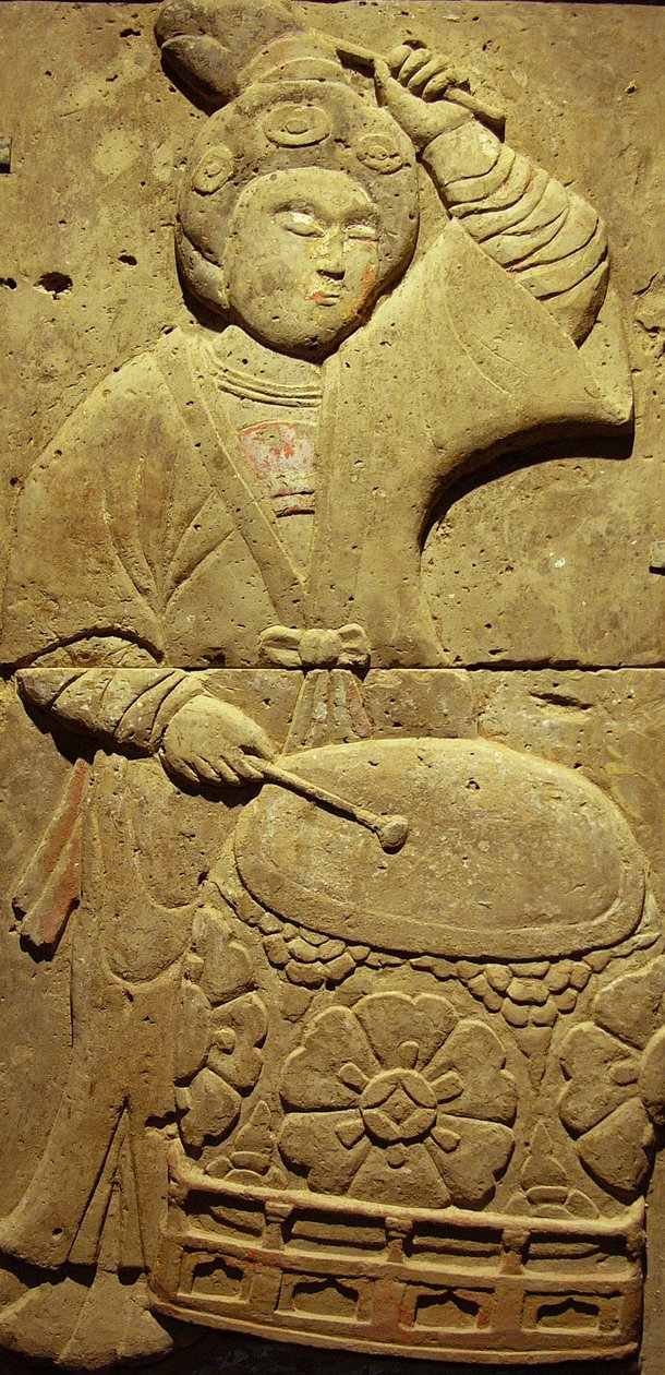 Terrakotta-Stele mit Musiker, Tang-Dynastie (618-907), entdeckt in der Provinz Shaanxi, Stelenwald-Museum in Xian. Fotografie, Leonard de Selva, China, 2006. von Tang Dynasty Chinese School