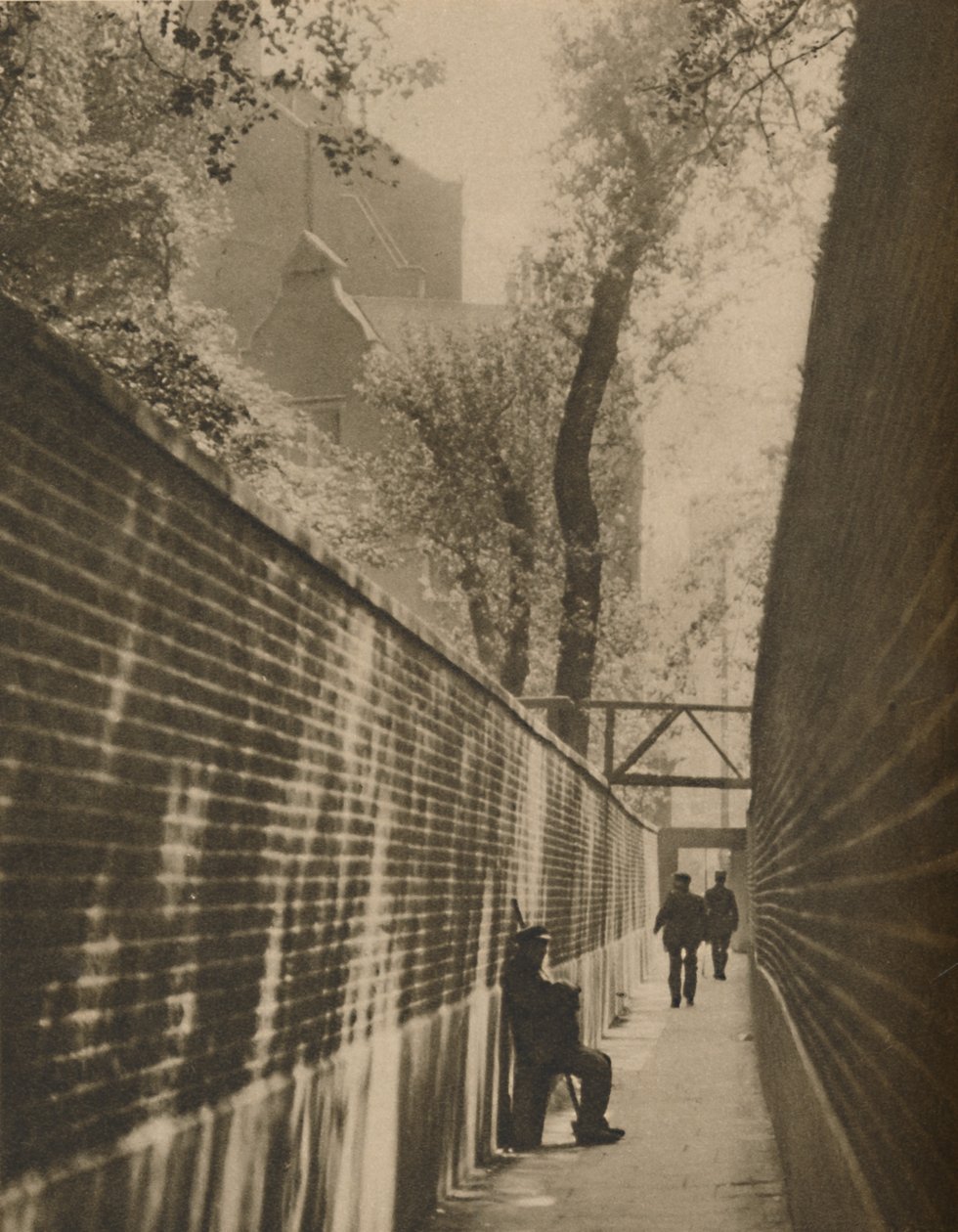 In Lansdowne Passage, wo einst ein Straßenräuber um sein Leben galoppierte, um 1935 von Taylor