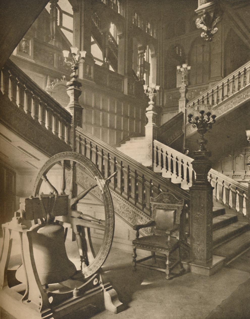 Prächtige Treppe der Grocers Hall und die große flämische Glocke namens Martin von Taylor