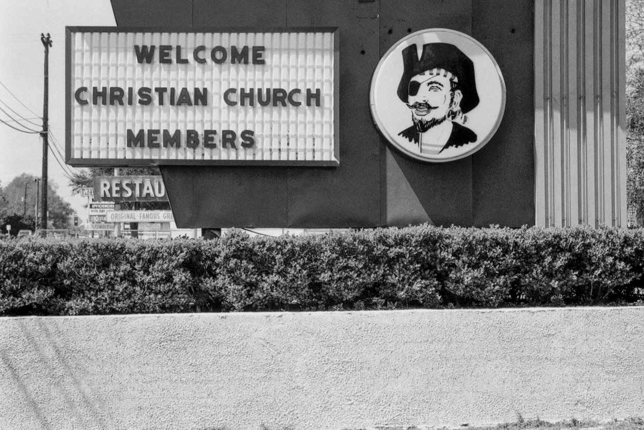 Ironisches Schild, das Christen mit einem Piratengesicht begrüßt, Virginia von Ted Spiegel