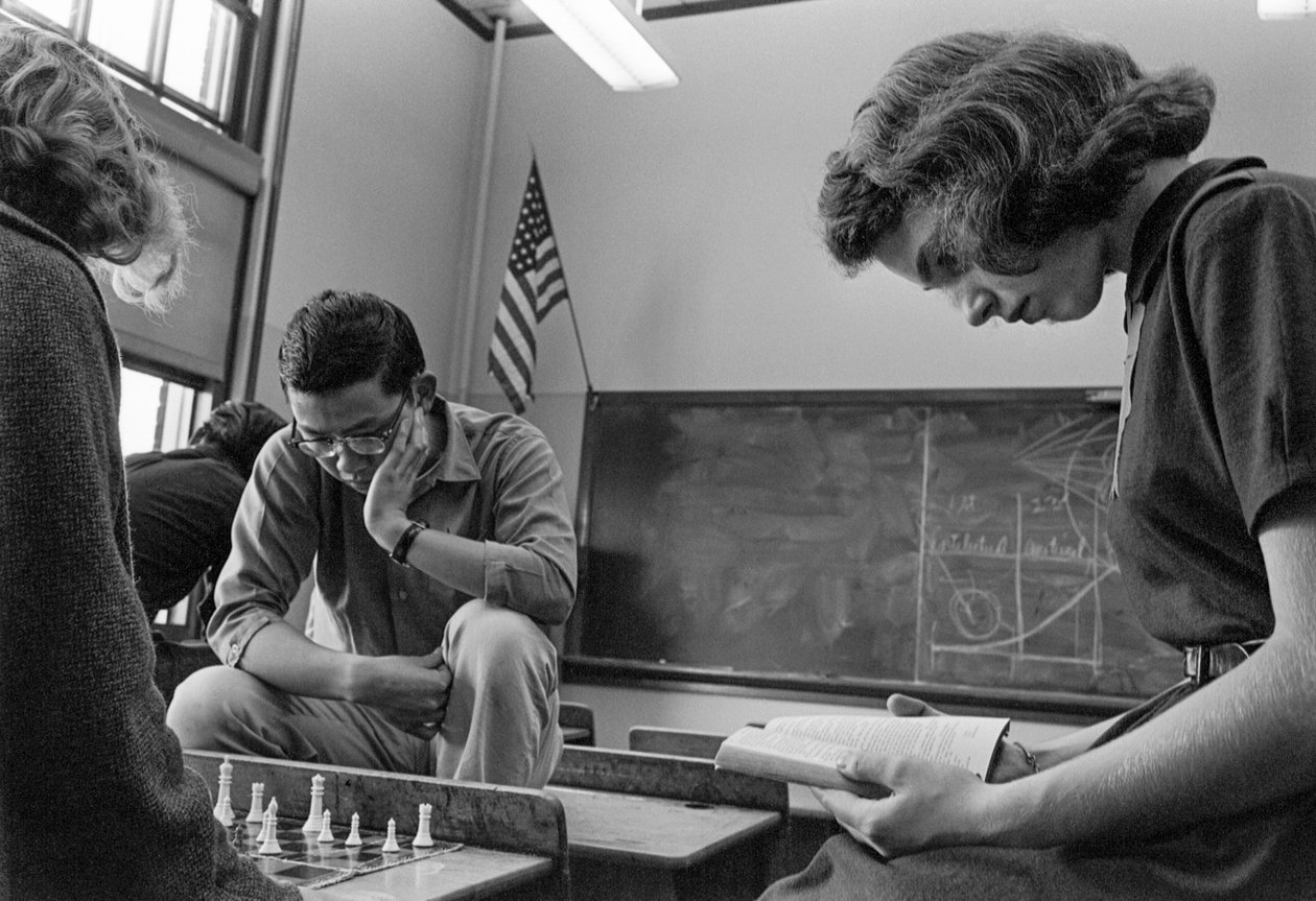 Schüler spielen Schach und lesen an der James A. Garfield High School, einer städtischen öffentlichen Schule von Ted Spiegel