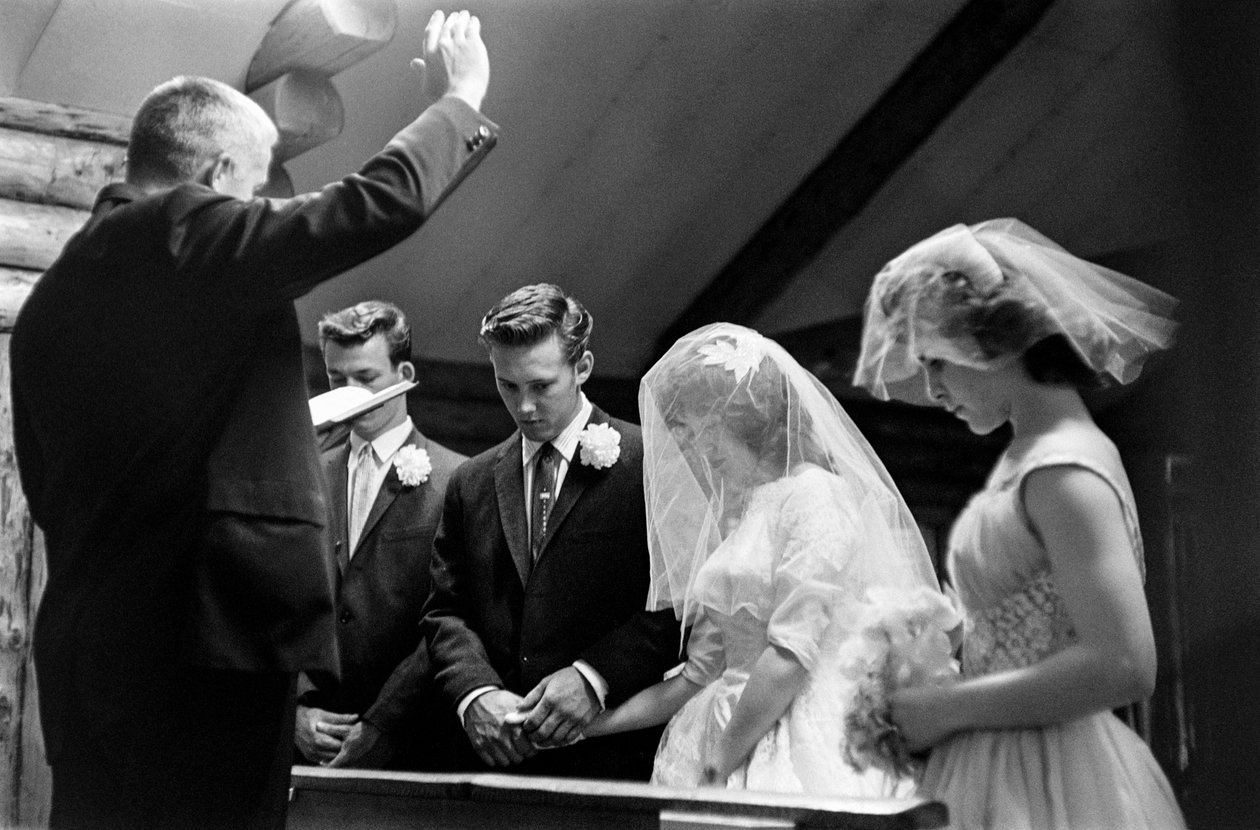 Junges Paar heiratet in der United Protestant Church von Palmer, Alaska von Ted Spiegel