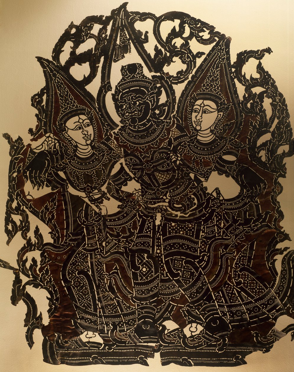 Szene aus dem Nang Yai Schattenspieltheater, das Dasakantha und seine Frauen darstellt, geschnitztes Lederpanel, Thailand, thailändische Zivilisation von Thai School