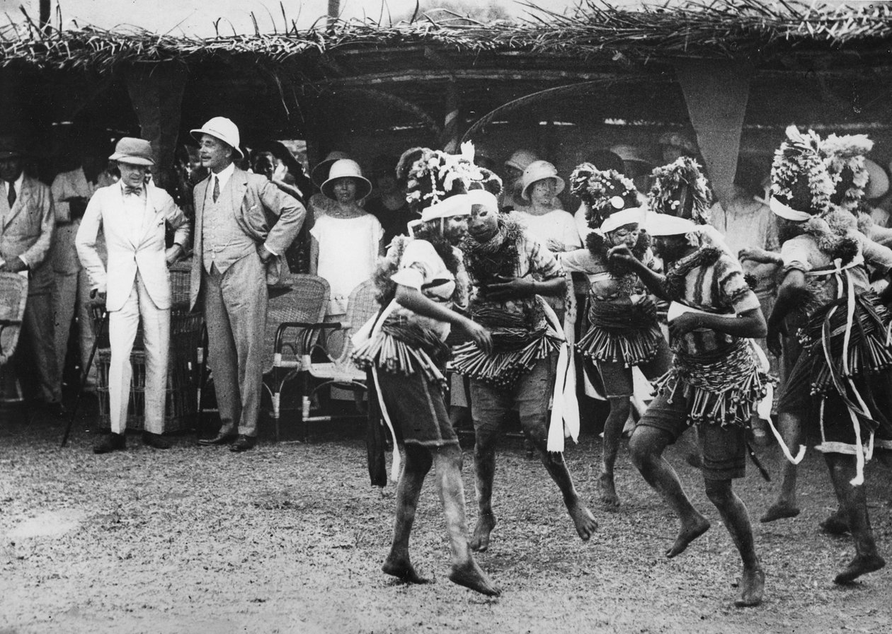 Mädchen des Bundu-Stammes tanzen vor dem Prinzen, Freetown, Sierra Leone, 1925 von Thomas E. and Horace Grant Grant