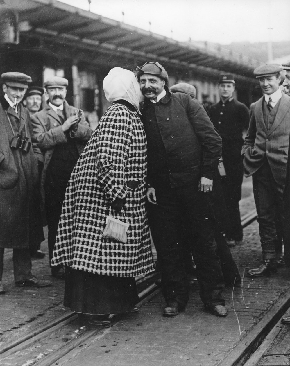 Mr. und Mrs. Bleriot, nachdem ersterer den Kanal überflogen hatte, 1910 von Thomas E. and Horace Grant Grant