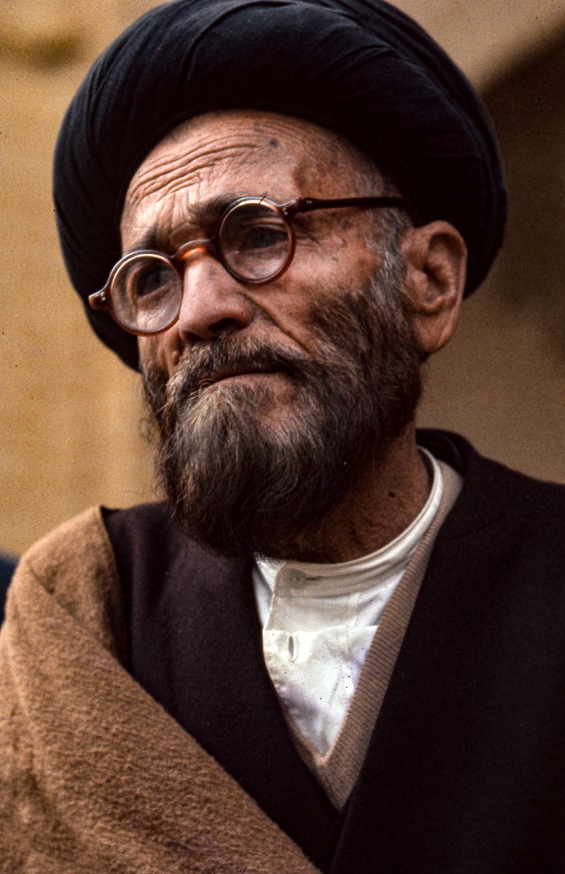 Iranischer schiitischer Geistlicher mit Brille und Turban von Thomas J. Abercrombie