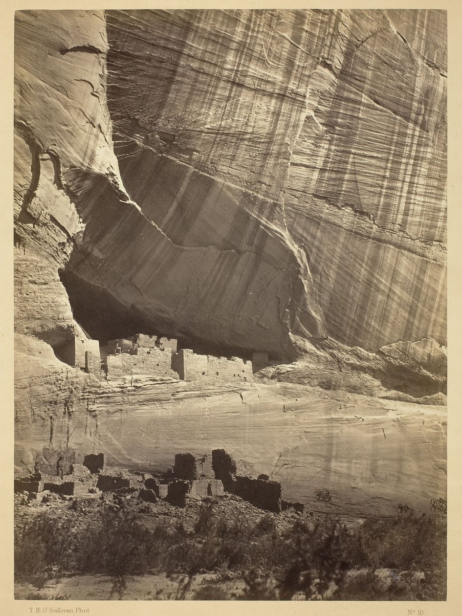 Antike Ruinen im Cañon de Chelle, N.M. In einer Nische 50 Fuß über dem heutigen Cañon-Bett. von Timothy O