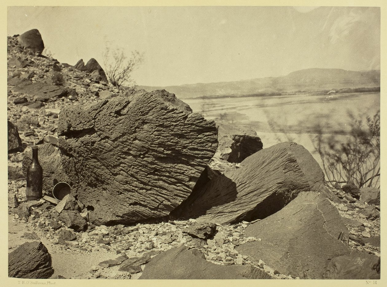 Vom Sand geformter Felsen unterhalb des Fortification Rock, Arizona von Timothy O